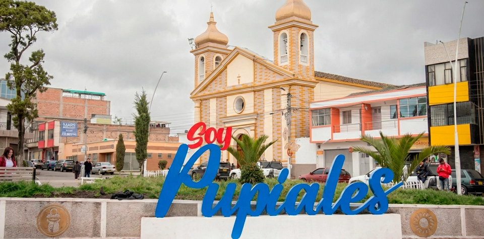 Paisaje panorámico de Pupiales, Nariño, mostrando sus campos verdes y arquitectura colonial.
