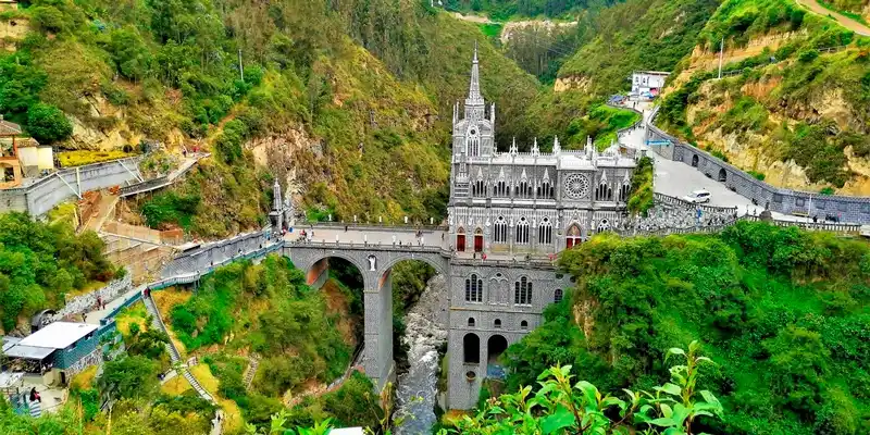 Vista panorámica del Santuario de las Lajas en Ipiales, Nariño, Colombia - Arquitectura neogótica sobre el río Guáitara
